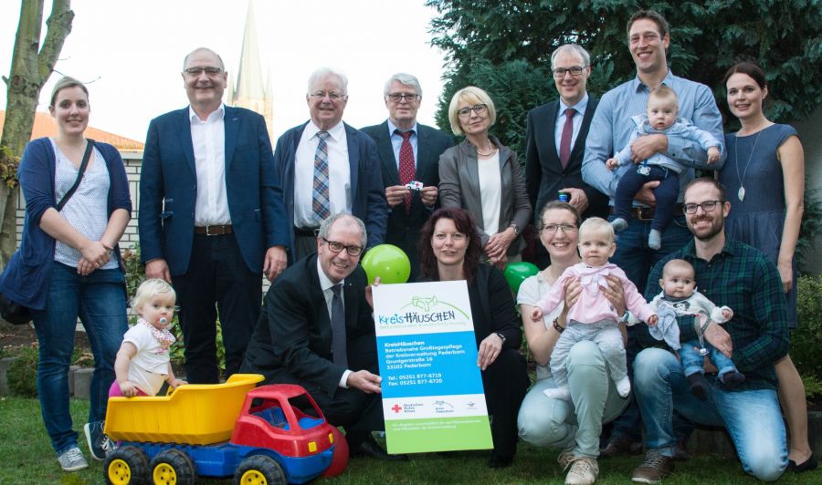 Eröffnung der betriebsnahen Großtagespflege „Kreishäuschen“: hintere Reihe, von links: Pia Wolf, Wolfgang Walter (Beigeordnete der Stadt Paderborn), Friedhelm Kaup (Vorsitzender des Jugendhilfeausschusses), Herbert Dahle (Präsident DRK-Kreisverbandes Lippe), Gunda Köster (stellv. Vorsitzende Jugendhilfeausschuss), Kreisdirektor Dr. Ulrich Conradi, Michael Picht mit Elias, Gleichstellungsbeauftragte ; vordere Reihe, von links: Paula, Landrat Manfred Müller, Regina Stipp (Geschäftsführung DRK Jugendhilfe und Familienförderung in Lippe), Mareike Snore mit Lia und Roland Gladbach mit Hermine. (Foto: Amt für Presse- und Öffentlichkeitsarbeit, Kreis Paderborn, Anna-Sophie Schindler)